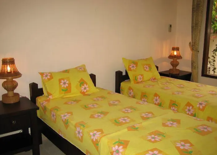 Ombak Putih Bungalows 2*